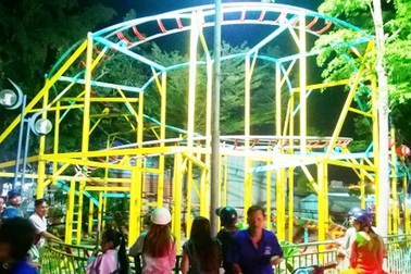 Tàu lượn "rơi tự do", hai cháu bé bị thương  