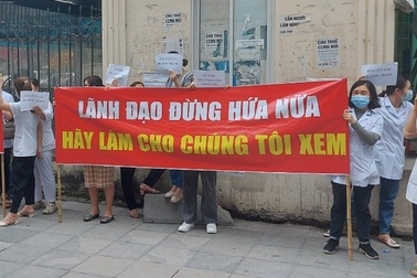 Vụ y bác sĩ "cầu cứu" vì nợ lương: Vì sao chưa thể giải quyết dứt điểm?