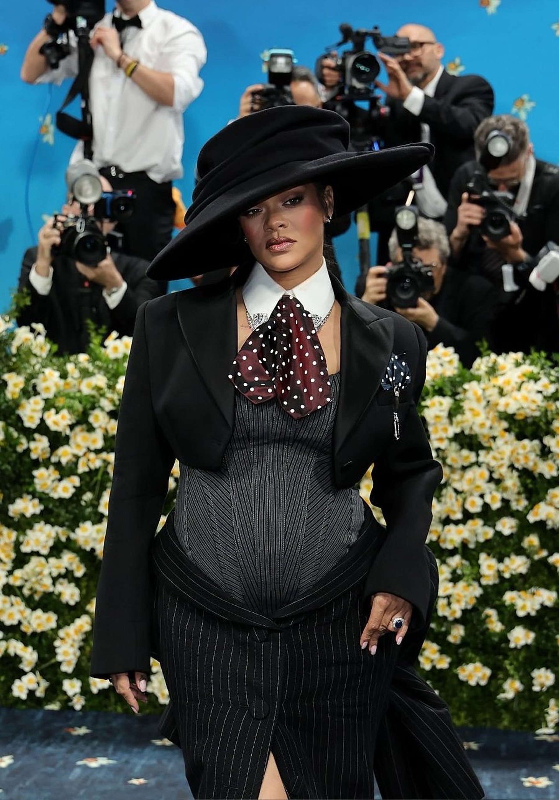 Lisa diện mốt nội y gợi cảm, đối lập với Jennie kín đáo tại Met Gala - 21 Lisa diện mốt nội y gợi cảm, đối lập với Jennie kín đáo tại Met Gala - 21