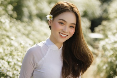 Thiếu nữ Hà thành đọ sắc với loài hoa báo hiệu mùa đông Hà Nội