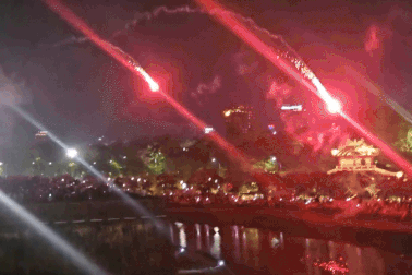 Khán giả hoảng hốt bỏ chạy, tránh hỏa pháo súng thần công ở Kỳ Đài Huế