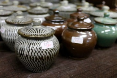 10 gia đình ở Onta duy trì cả làng gốm thủ công 300 năm