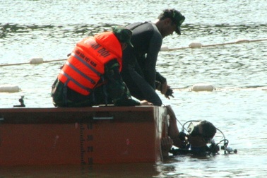 Công binh Việt Nam trình diễn rà phá bom mìn dưới nước