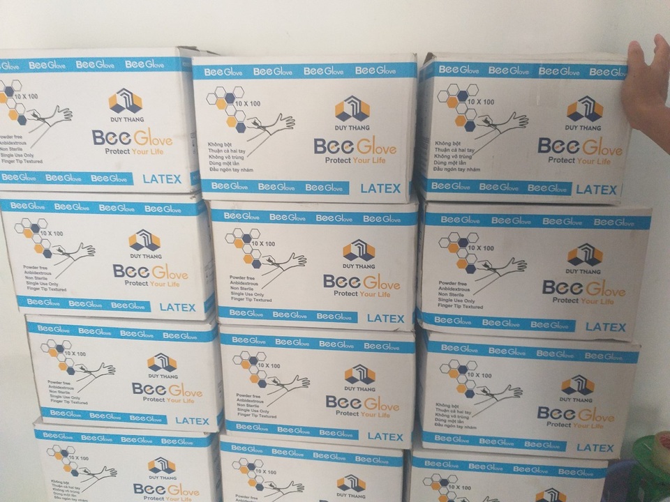 TP.HCM: Liên tiếp đột kích, thu giữ hàng tấn găng tay không nguồn gốc - 3 TP.HCM: Liên tiếp đột kích, thu giữ hàng tấn găng tay không nguồn gốc - 3