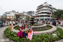 Chị em phụ nữ thướt tha áo dài, quây kín tòa "Hàm cá mập" chụp ảnh kỷ niệm