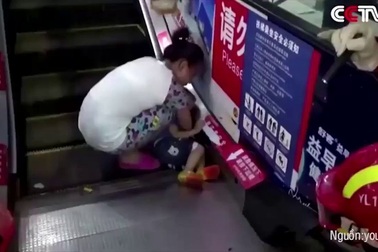 Cẩn thận khi  trẻ đi thang cuốn