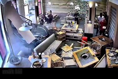 Khoảnh khắc kinh hoàng khi tài xế mới lấy bằng lao xe vào nhà hàng