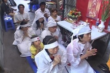 Chồng chết, vợ mặc áo tang đến Sở Y tế đòi công lý