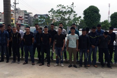 30 đối tượng đi trên 7 ô tô mang hung khí đi “dằn mặt” đối thủ