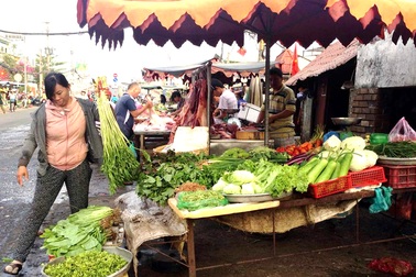 Thực phẩm, rau xanh tăng giá “chóng mặt”