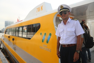 Cận cảnh tàu buýt đầu tiên của Sài Gòn vừa hạ thủy