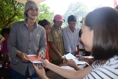 Hòa Phát tặng quà cho đồng bào lũ lụt Quảng Bình