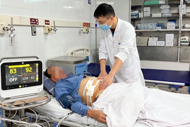 Người đàn ông bị thủng dạ dày vì tự làm bác sĩ