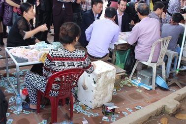 Hà Nội: Đi phủ Tây Hồ chỉ để... bóc vé số cầu may