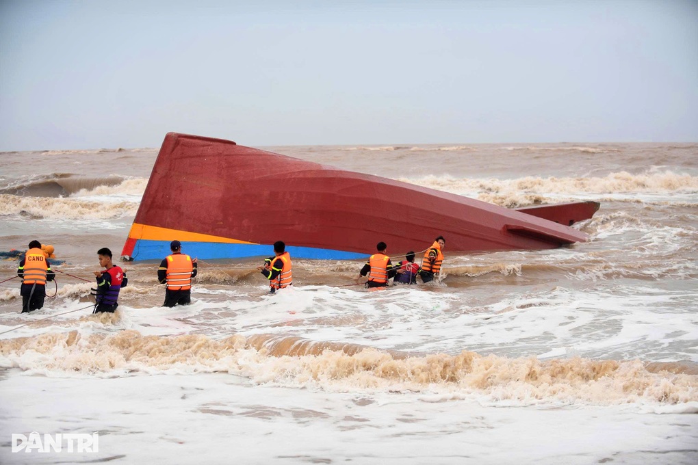 Vụ hai tàu cá chìm trong bão Bualoi: Phát hiện thi thể một ngư dân - 2 Vụ hai tàu cá chìm trong bão Bualoi: Phát hiện thi thể một ngư dân - 2