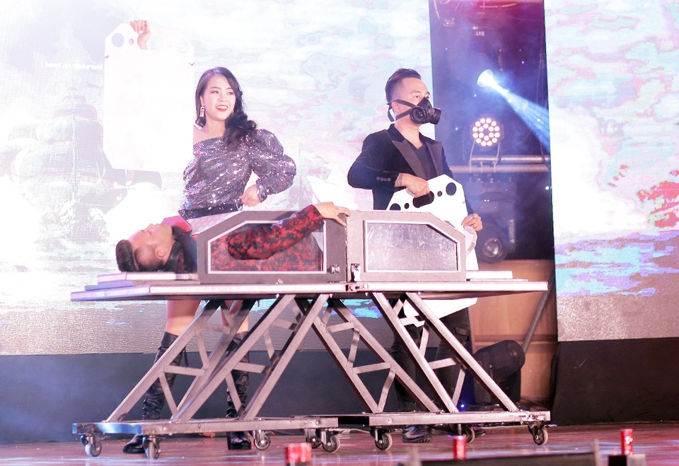 Nữ sinh Báo chí trổ tài ảo thuật khiến khán giả ngỡ ngàng, thích thú - 1 Nữ sinh Báo chí trổ tài ảo thuật khiến khán giả ngỡ ngàng, thích thú - 1