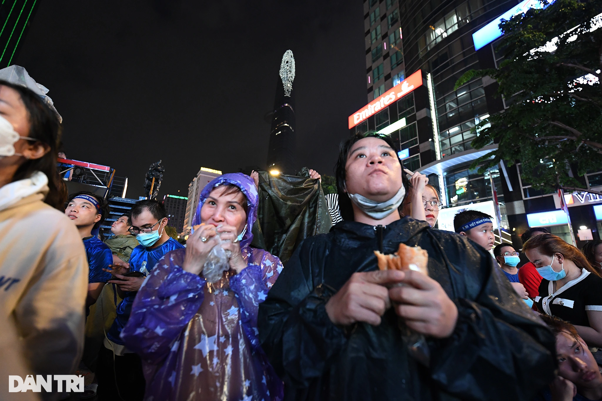 Cổ động viên TPHCM dầm mưa mừng chiến thắng của U23 Việt Nam - 16 Cổ động viên TPHCM dầm mưa mừng chiến thắng của U23 Việt Nam - 16