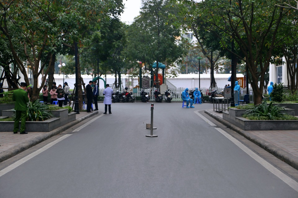 Hà Nội: Cận cảnh phong tỏa tòa nhà ở Times City - 8 Hà Nội: Cận cảnh phong tỏa tòa nhà ở Times City - 8