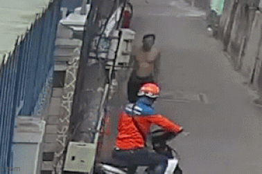 Tên cướp "lịch sự" gật đầu chào trước khi giật sợi dây chuyền