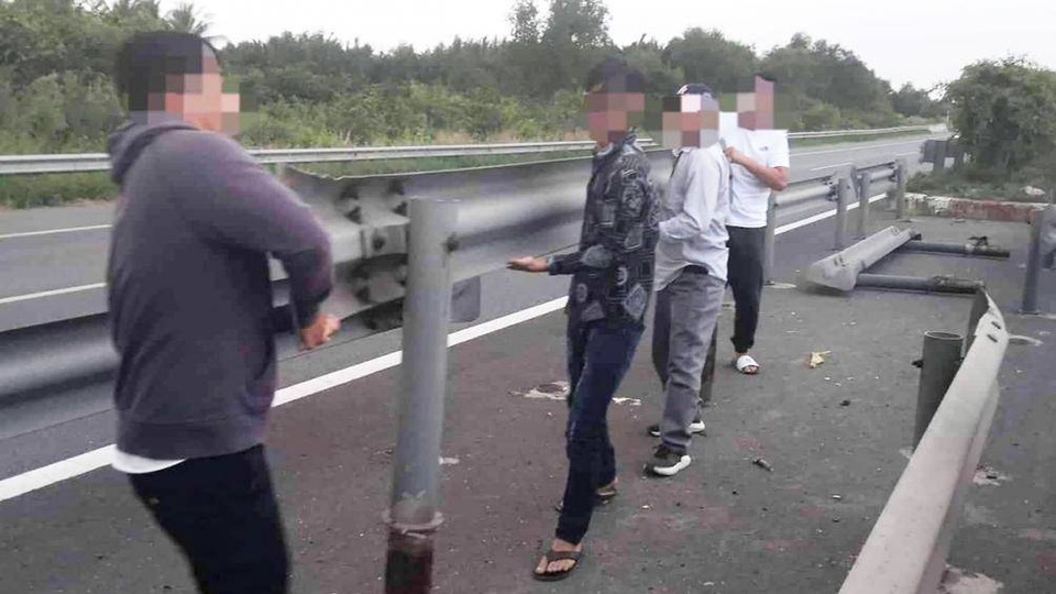 Xác minh nhóm tài xế tự ý tháo dỡ tôn hộ lan trên cao tốc - 1 Xác minh nhóm tài xế tự ý tháo dỡ tôn hộ lan trên cao tốc - 1