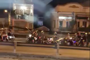 Gần 50 thanh niên lăm lăm mã tấu dàn trận chém nhau ở Sài Gòn