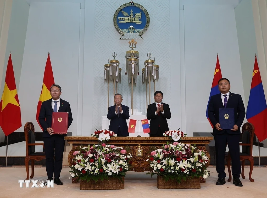 Hai nhà lãnh đạo Việt Nam và Mông Cổ chứng kiến Lễ ký các văn kiện hợp tác - 1 Hai nhà lãnh đạo Việt Nam và Mông Cổ chứng kiến Lễ ký các văn kiện hợp tác - 1