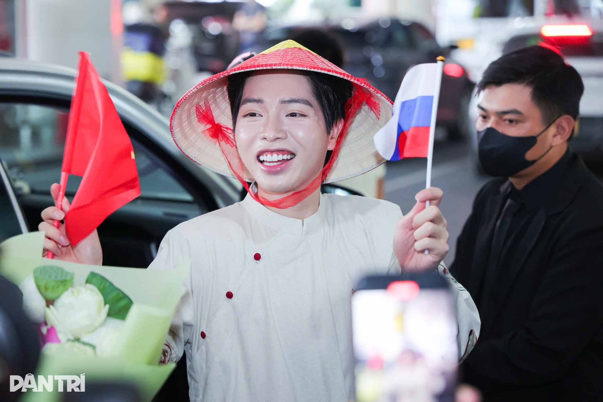 Đức Phúc về nước: Fan dậy từ 3h, mang nón lá tặng thần tượng - 1 Đức Phúc về nước: Fan dậy từ 3h, mang nón lá tặng thần tượng - 1