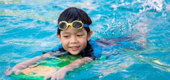 Bơi lội là môn thể thao giúp trẻ tăng trưởng chiều cao tối ưu nhất. Ảnh: Lê Ngọc