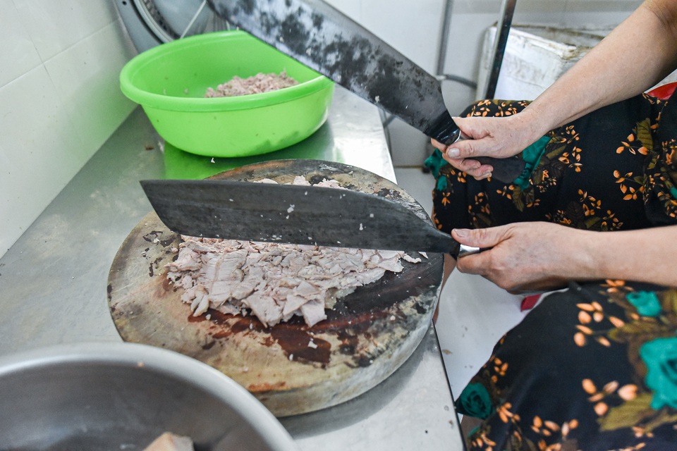 Gia đình 3 thập kỉ làm nem nắm: Băm thái từ 3h đêm, hết 500 - 700 gói/ngày - 4 Gia đình 3 thập kỉ làm nem nắm: Băm thái từ 3h đêm, hết 500 - 700 gói/ngày - 4
