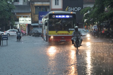 Hà Nội mưa, dông hai ngày cuối tuần