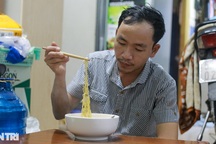 Khó khăn vì Covid-19, người lao động xoay đủ nghề xe ôm, thợ điện, phu hồ