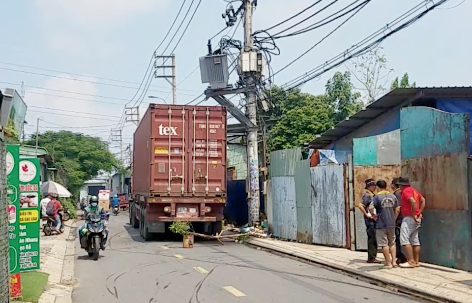 Thùng container va vào máy biến áp, hàng trăm hộ dân mất điện - 1 Thùng container va vào máy biến áp, hàng trăm hộ dân mất điện - 1