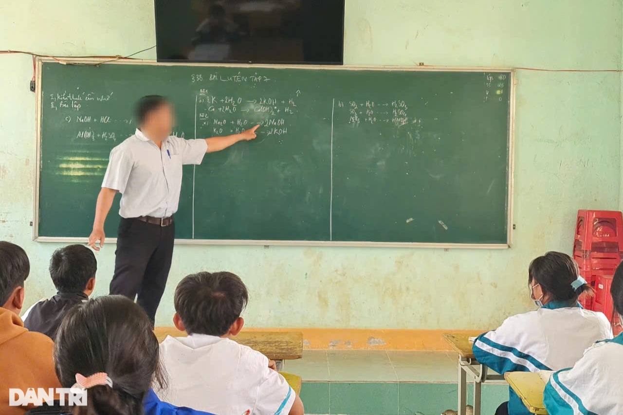 शिक्षकों की बोनस व्यवस्था खत्म होने की चिंता में, डाक लाक लगातार निर्देशात्मक दस्तावेज जारी कर रहा है - 1 Lo giáo viên mất chế độ tiền thưởng, Đắk Lắk liên tiếp ra văn bản chỉ đạo - 1