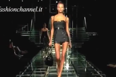 Natasha Poly trình diễn lôi cuốn