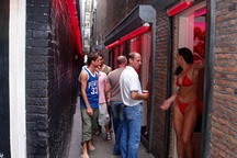 Đề xuất lập “khu đèn đỏ”: VN học gì từ thế giới? 