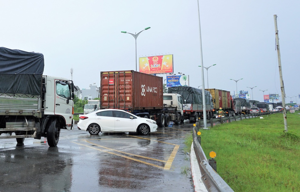 Nhiều tài xế phải quay đầu vì thiếu giấy thông hành vào Cần Thơ - 3