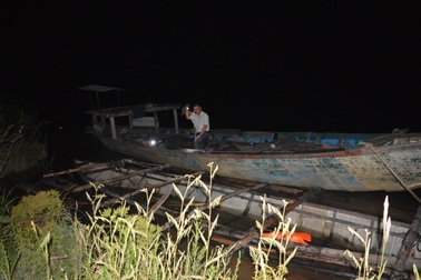 Bắt ghe vận chuyển gỗ lậu trên sông Vu Gia trong đêm