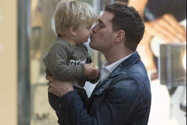 Michael Bublé trở lại với âm nhạc khi con trai khỏi bệnh ung thư