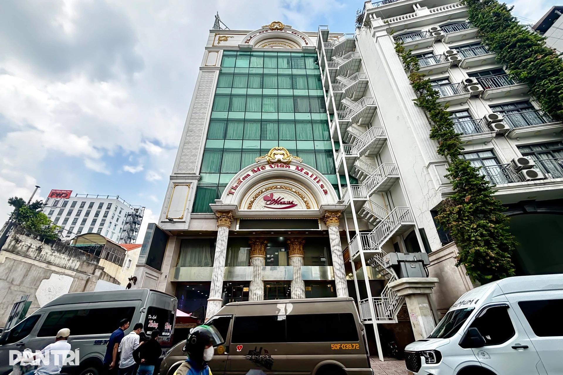 Cảnh sát mang nhiều thùng hồ sơ rời thẩm mỹ viện Mailisa sau 4 giờ làm việc - 9 Cảnh sát mang nhiều thùng hồ sơ rời thẩm mỹ viện Mailisa sau 4 giờ làm việc - 9