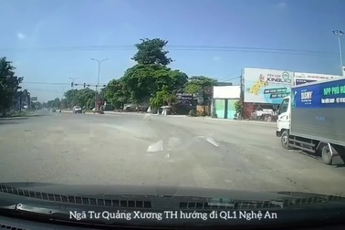 Xe tang nghi vượt đèn đỏ, suýt gây tai nạn tại giao lộ