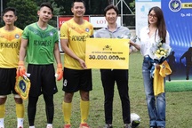 Trương Ngọc Ánh đi cổ vũ Hồ Đức Vĩnh đá bóng