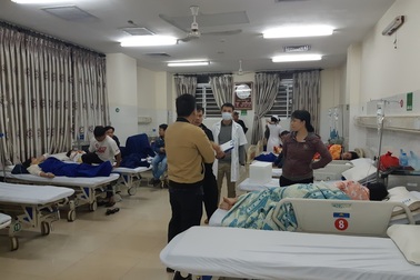 Ăn bánh mì tại quán vỉa hè, hơn 60 người nhập viện cấp cứu