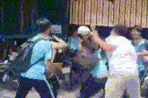 Nhóm sinh viên dùng nón bảo hiểm đánh hội đồng bạn học ở TPHCM