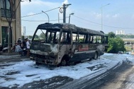 Ô tô khách bốc cháy ngùn ngụt trên phố ở Hà Nội