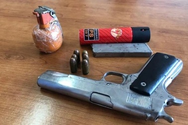 Thu giữ súng, lựu đạn trong đường dây buôn ma túy từ Lào về TPHCM