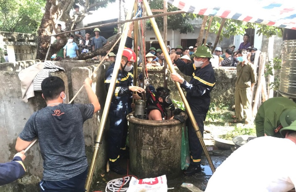 1 giờ chật vật trục vớt thi thể 2 bố con tử vong dưới giếng - 3 1 giờ chật vật trục vớt thi thể 2 bố con tử vong dưới giếng - 3