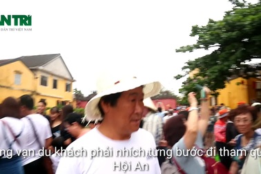 Du khách đông đúc tại phố cổ Hội An