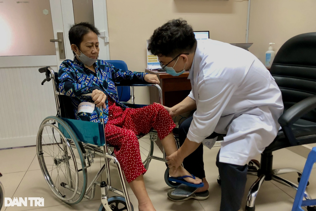 Được giúp tiền viện phí, người mẹ khóc nức nở: Tôi có thể đi lại rồi… - 2 Được giúp tiền viện phí, người mẹ khóc nức nở: Tôi có thể đi lại rồi… - 2