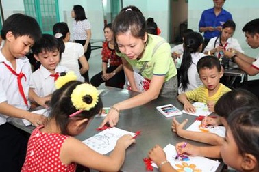 Trao học bổng và quà tặng cho học trò khuyết tật