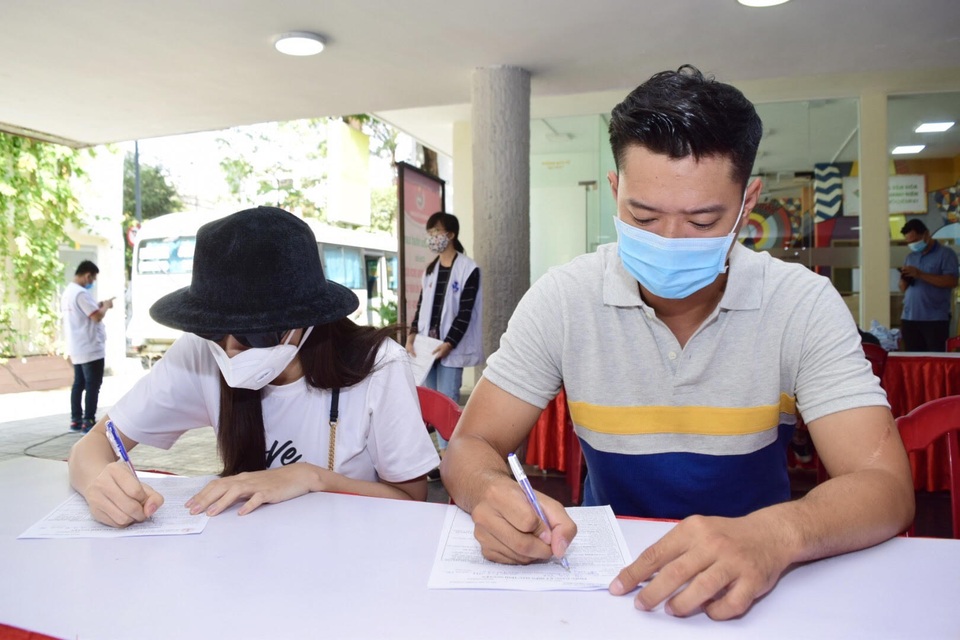 Hồ Đức Vĩnh, Tiểu Vy, Quỳnh Anh nhiệt tình đi hiến máu - 2 Hồ Đức Vĩnh, Tiểu Vy, Quỳnh Anh nhiệt tình đi hiến máu - 2